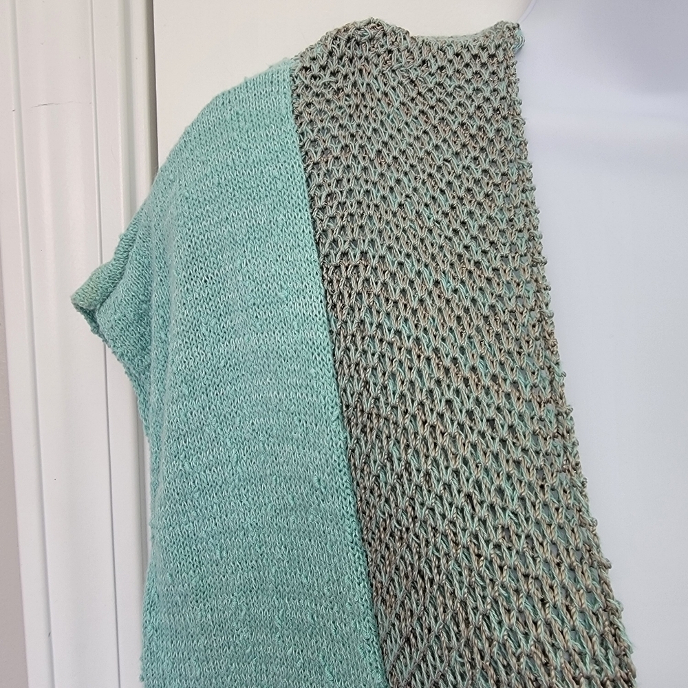NWT Curio Teal Lightweight Knit Deep V Neck Sleeveless Metallic Thread Top Small - Picture 3 of 13
